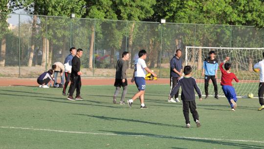 一群年轻人在足球场踢足球
