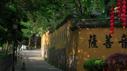 杭州上天竺 寺庙围墙外的小道有行人走过