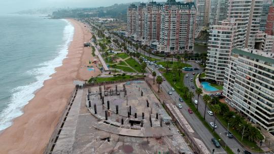 智利比尼亚德尔马海滩上废弃建筑工地的鸟瞰图。