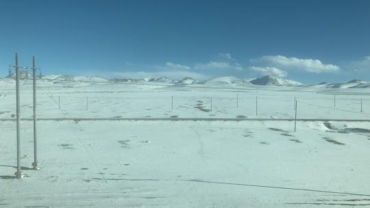 中国西藏火车上的雪山山脉景观风光4K