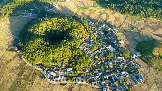 腾冲火山脚下的村寨