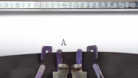 在老式打字机上打字