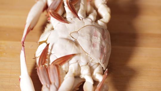 吃螃蟹掰开梭子蟹