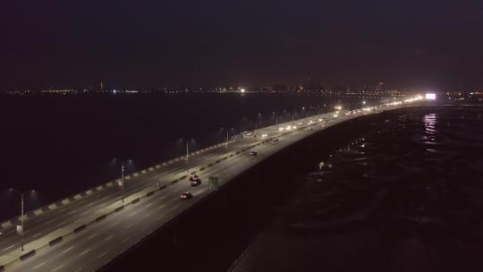 夜间公路桥的无人机航拍