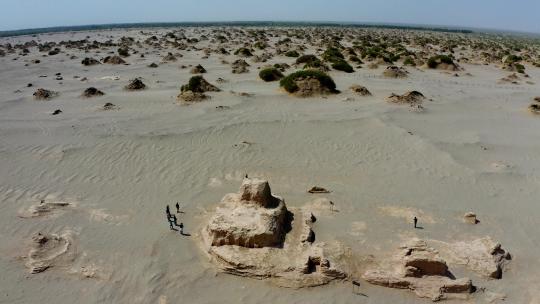 荒漠中残存的古城遗址