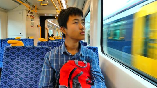坐在火车上的男孩