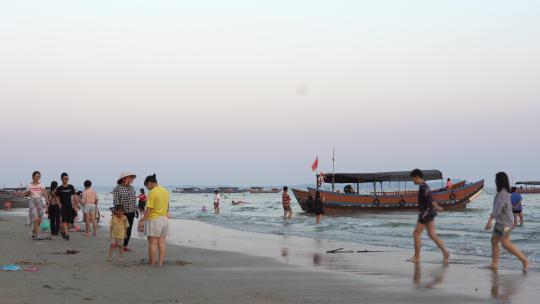 海边海滩黄昏浅滩渔船