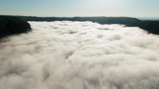 覆盖山谷的低空厚云