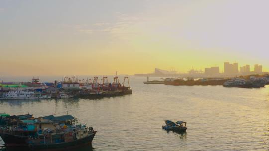 深圳蛇口渔港傍晚海面航拍渔船