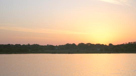 斯里兰卡湖上的日落