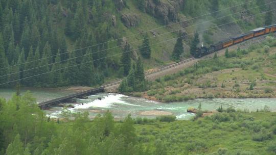 蒸汽火车穿越峡谷