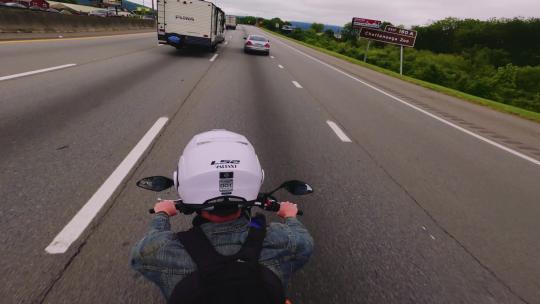 延时拍摄男人骑摩托车
