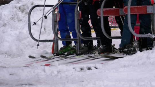 滑雪者通过滑雪缆车入口处的旋转栅门视频素材模板下载