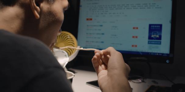 毕业找工作面试加班吃泡面