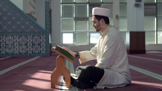 男子在阅读古兰经