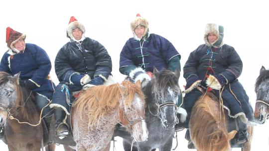 布里亚特牧民骑马在雪原的风雪中视频素材模板下载