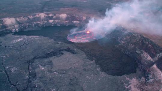 航拍火山喷发产生的岩浆