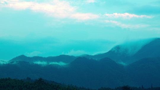 晨雾弥漫的山谷