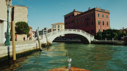 在威尼斯的桥下航行