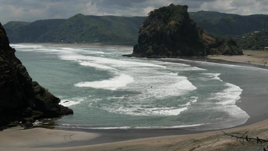 新西兰的大海滩和狮子形岩石