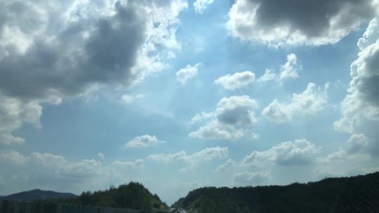 白云蓝天下高温的高速公路沿路风光