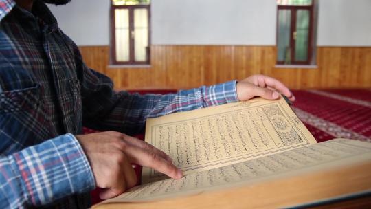 在清真寺阅读古兰经的男人
