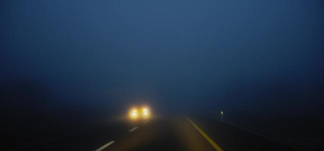 在雾天的夜晚开车