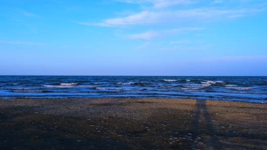 青海湖蓝天白云水岸浪花飞鸟自然风光