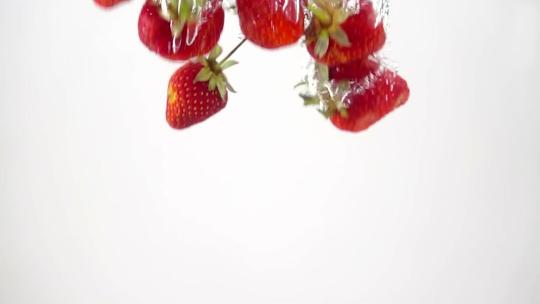 草莓落水特写镜头