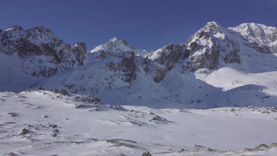 冬日早晨的雪山自然全景视频素材模板下载