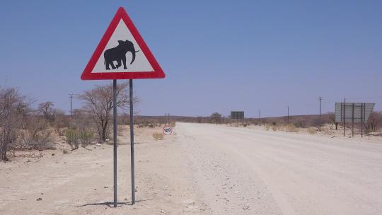 在纳米比亚非洲的一条泥土路上的一个标志