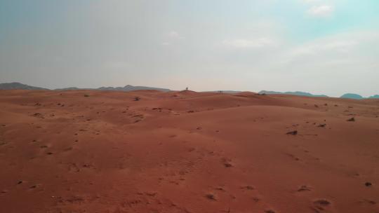 航拍的红色沙漠景观