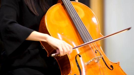 大提琴演奏特写音乐会现场琴弦表演教育机构