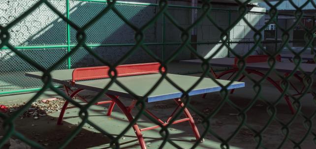 3k分辨率高架桥下铁丝网乒乓球台健身器材