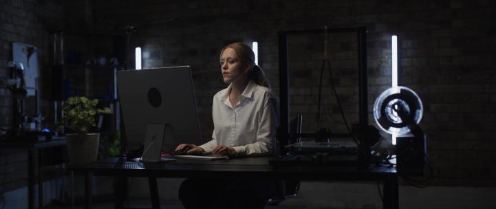 电脑上工作打字的女人