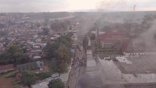 航拍内罗毕基贝拉贫民窟选举期间有争议的骚乱火灾视频素材模板下载