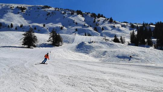 冬天滑雪场 滑冰的运动员