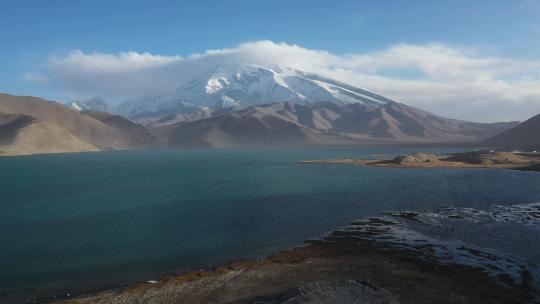 新疆卡拉库里湖慕士塔格峰雪山风光