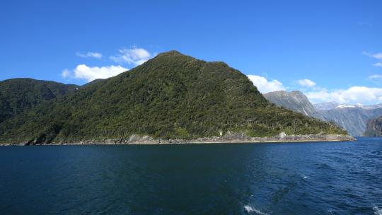 航拍新西兰海岸的山脉景观