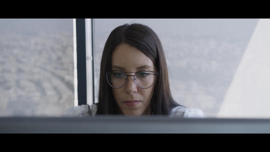 女人坐在窗边进行电脑工作视频素材模板下载