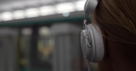 女孩在地铁里听音乐