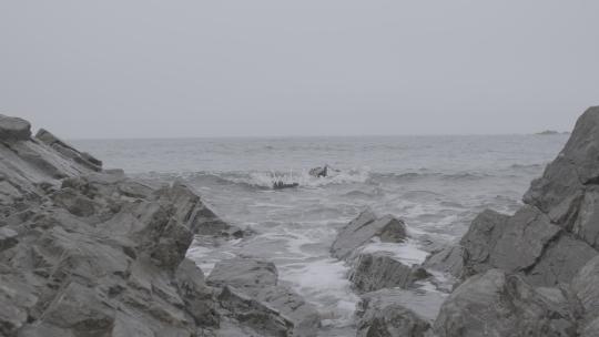 海浪拍打岩石视频素材模板下载