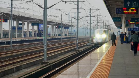 江西上饶站火车站进站的高铁动车组视频素材模板下载