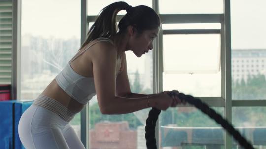 一位女青年在健身房锻炼身体视频素材模板下载