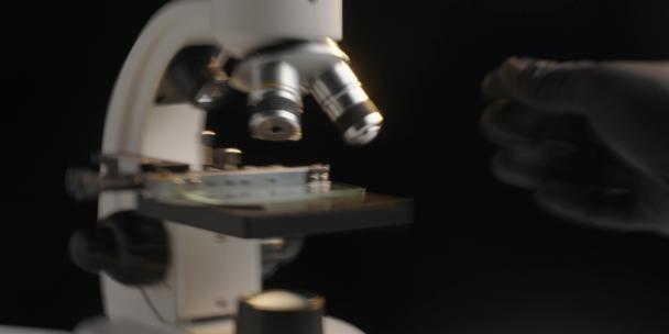 科学家在实验室使用显微镜进行研究4K视频
