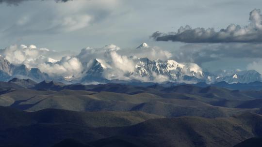 贡嘎雪山日出神山航拍