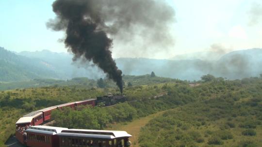 蒸汽火车蜿蜒穿过落基山脉