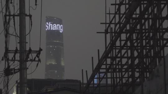 夜幕下的上海中心