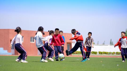 孩子们踢足球 小朋友运动视频素材模板下载