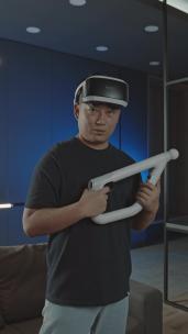 一个男人与他的虚拟现实游戏机摆姿势竖屏